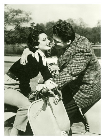 vespa-piaggio-couple-romance